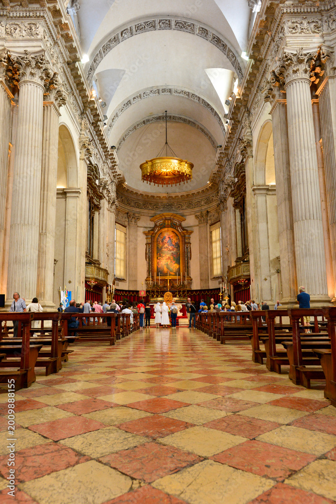 Obraz premium Der prachtvolle Innenraum des Neuen Doms Duomo Nuovo in Brescia mit Besuchern 