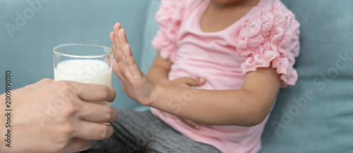 Foto Milk allergens, children confused milk, runny stuffy sore nose suffer from intolerance allergy trigger symptoms
