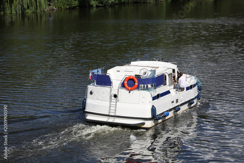 Obraz na płótnie péniche de tourisme fluvial sur la Mayenne