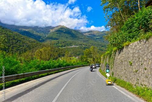 Fahrt auf der Schnellstraße SS42 im Valcamonica vorbei an einer mobilen Baustellenampel, Italien