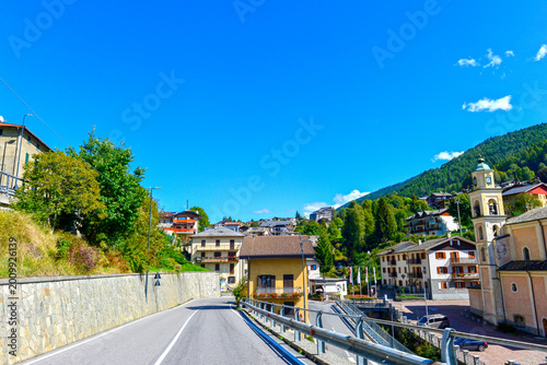 Ankunft auf der Passstraße SS39 im Zentrum von Aprica (Abränke) vor der Kirche Santi Pietro e Paolo, Italien
