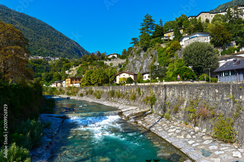 Φωτογραφία Idyllischer Blick auf den Wildbach Mallero im Stadtzentrum von Sondrio, Italien
