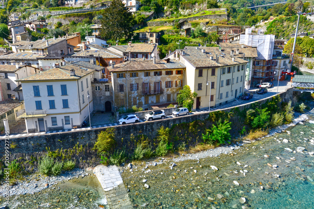 Fototapeta premium Der Fluss Mallero im Stadtzentrum von Sondrio, Italien