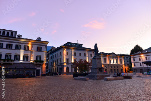 Fotografie Piazza Garibaldi in Sondrio bei der Abenddämmerung mit dem Garibaldi-Denkmal, It
