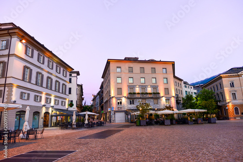 Foto Abendliche Piazza Garibaldi in Sondrio mit gemütlichem Straßencafé, Italien