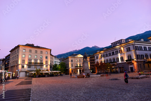 Foto Abendliche Piazza Garibaldi in Sondrio mit beleuchteten historischen Gebäuden, I