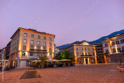 Bild auf Leinwand Abendliche Piazza Garibaldi in Sondrio mit beleuchteten historischen Gebäuden, I