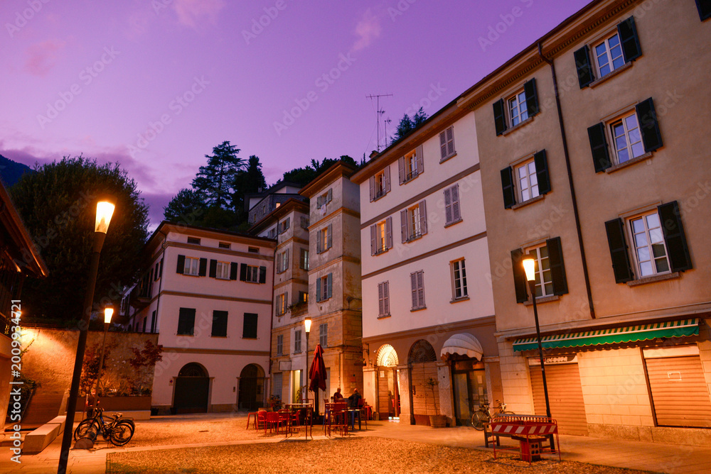 Fototapeta premium Historische Piazza Quadrivio in der Altstadt von Sondrio zur blauen Stunde, Italien