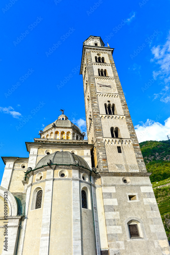 Fototapeta premium Der historische Glockenturm und die Kuppel des Santuario della Madonna di Tirano, Italien
