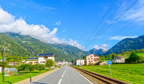 Straße und Bahngleise der Berninabahn bei Li Curt im Val Poschiavo Graubünden