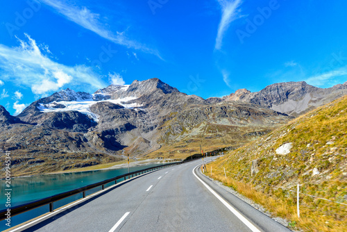 Berninapassstrasse verläuft entlang des türkisfarbenen Lago Bianco vor dem Cambrenagletscher
