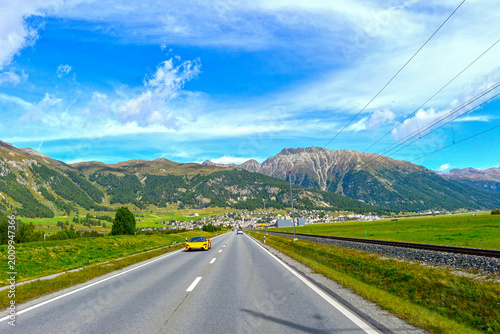 Gelber Sportwagen auf der Berninastrasse vor Celerina und Samedan im Oberengadin
