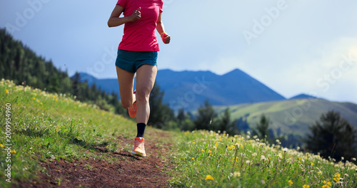 Foto Trail runner running on the high altitude grassland mountains