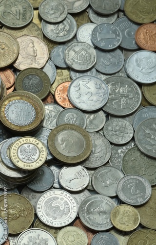 Fotografía Large amount of bronze, silver and copper coins from various currencies around w