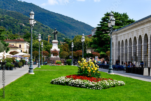 Photos Gesamtansicht der Piazzale Arnaldo mit dem Arnold-von-Brescia-Denkmal und dem Me
