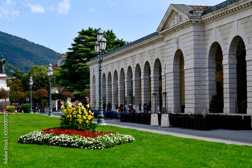 Fotografi Gesamtansicht der Piazzale Arnaldo mit dem Arnold-von-Brescia-Denkmal und dem Me
