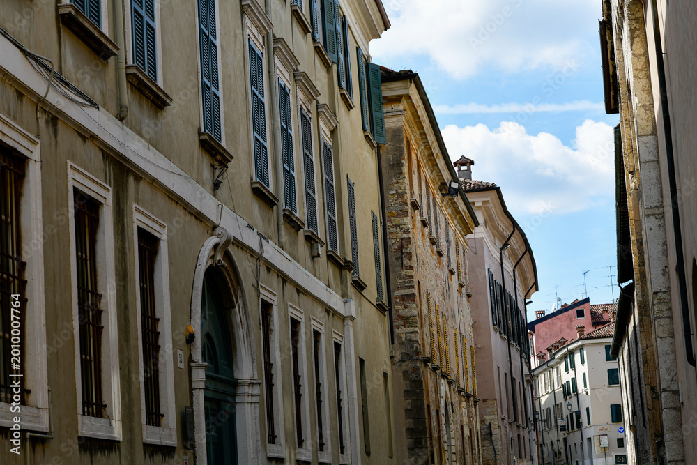 Fototapeta premium Malerische pastellfarbene Häuserfront in der Via Carlo Cattaneo mit Blick zum Dom in Brescia, Italien