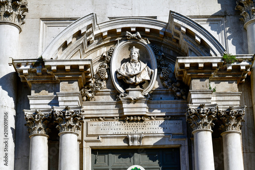 Photos Detailansicht der Fassade des Neuen Doms (Duomo Nuovo) in Brescia, Italien
