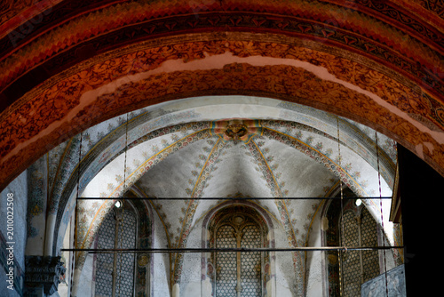 Foto Blick auf die spätgotischen Deckenfresken und Kreuzrippengewölbe im Presbyterium