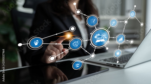 Fotografía A businesswoman engages with a digital data interface in a modern office, highlighting the integration of technology and innovation in professional work environments