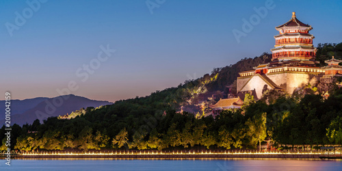 Cuadro en lienzo Night View of Buddhist Incense Pavilion and Kunming Lake in the Summer Palace, B