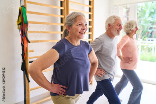 Foto Senior Adults Exercising in Rehabilitation Center Lunges and Physical Therapy fo