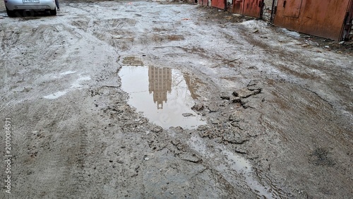 Foto Urban puddle reflecting buildings, muddy ground, desolate mood, cityscape