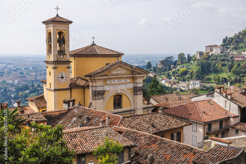 Fotografía Historic Santa Grata Inter Vites church and tiled rooftops in Bergamo Citta Alta