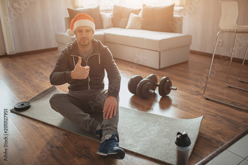 Slika na platnu Young ordinary man go in for sport at home