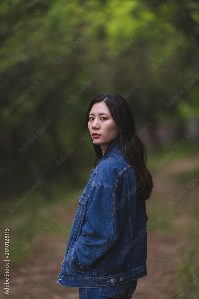 Fototapeta premium 自然の中にいる女性