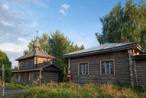 Tableau sur toile At the entrance to the ancient women's monastery on the Verkhnechusovskaya Bogoroditse-Kazanskaya Trifonova Pustyn on a sunny August evening