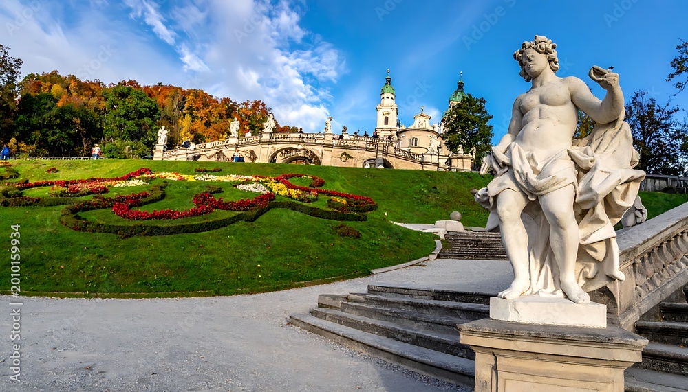 Fototapeta premium Statue in garden with beautiful architecture.