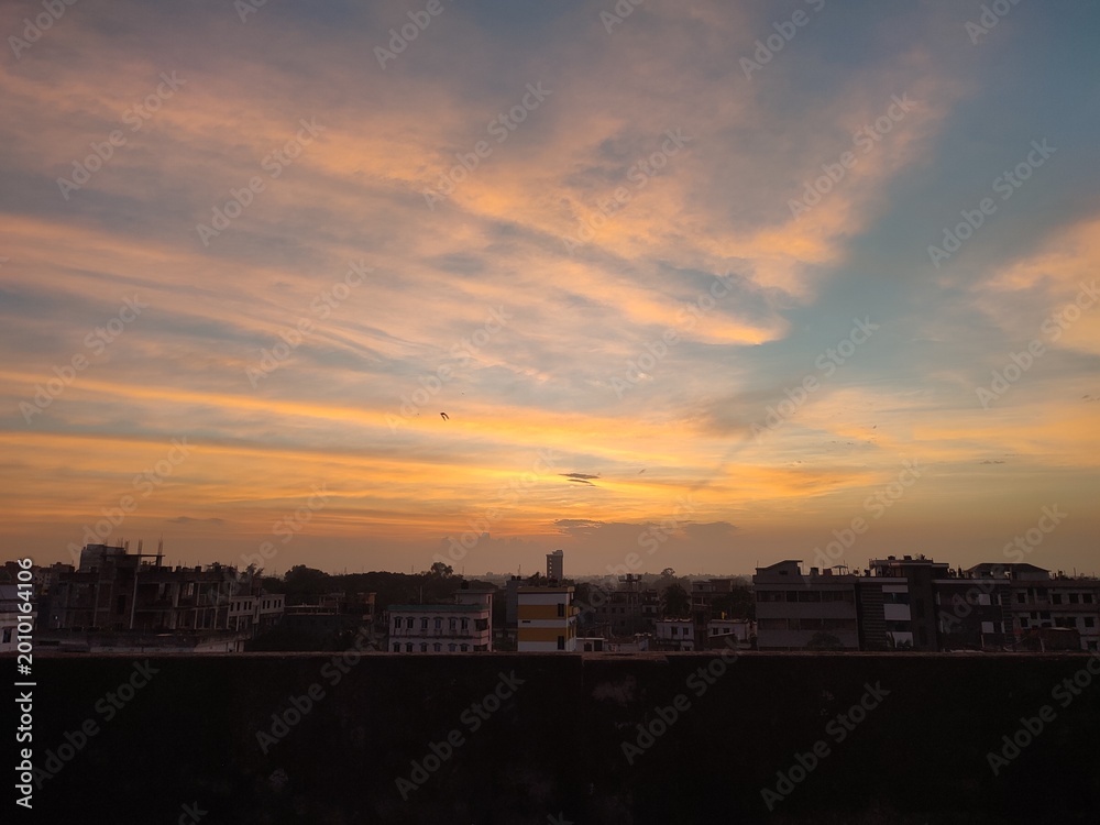 Naklejka premium Sunset over city skyline with colorful sky