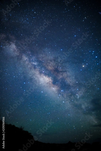 Fotografie 宮古島の夜空に輝く天の川と星空の縦位置写真スマホ壁紙用素材