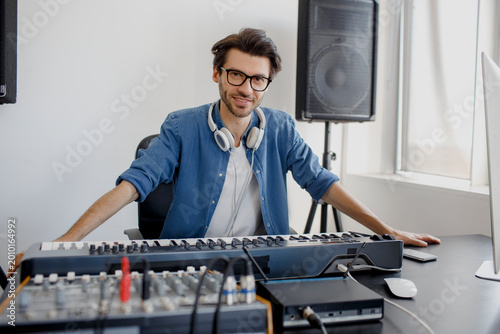 Cuadro en lienzo Man produce electronic soundtrack or track in project at home