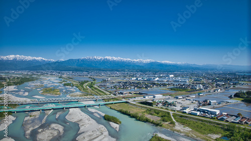 Cuadro en lienzo 五月、田植えの季節の黒部川扇状地周辺を黒部川河口から見渡した風景