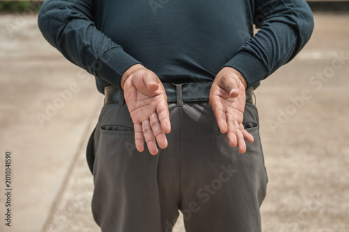 Canvas Print Police demonstrate how to use handcuffs to restrain suspects or prisoners
