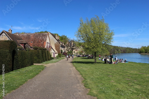 Apremont-sur-Allier : route longeant la rivière devant les maisons