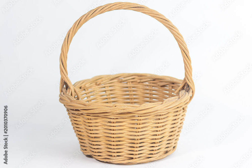 Obraz premium Empty wicker basket with handle isolated on white background for picnic and home decoration