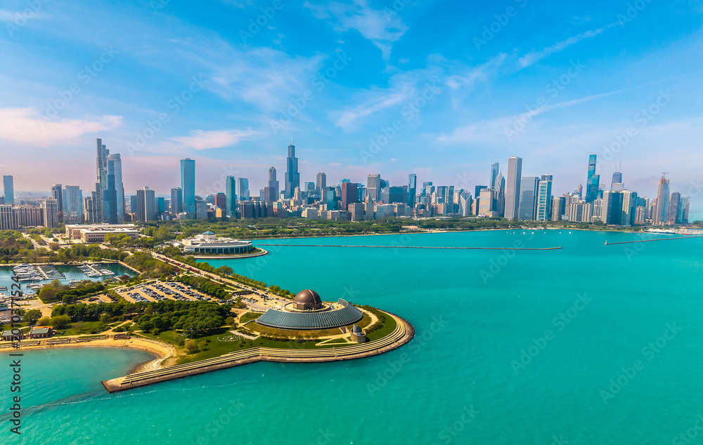 Naklejka premium Chicago Skyline with Promontory Point in Foreground Along Lake Michigan Illinois