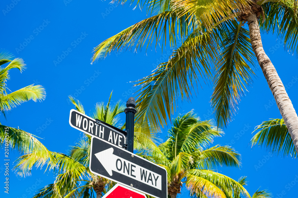 Naklejka premium West Palm Beach Cityscape along luxury Worth Avenue