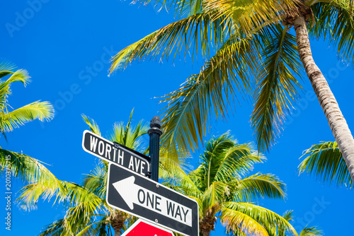 Foto West Palm Beach Cityscape along luxury Worth Avenue