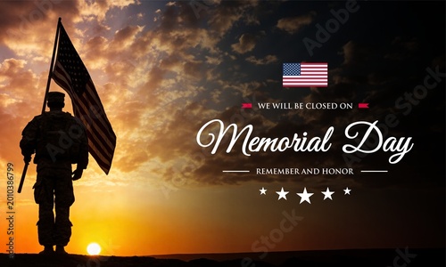 Foto Silhouette Soldier Holding American Flag At Sunset Memorial Day Holiday Announce
