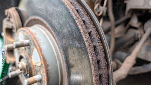 Φωτογραφία Severely rusted car brake rotor with heavy corrosion, pitting and worn mounting
