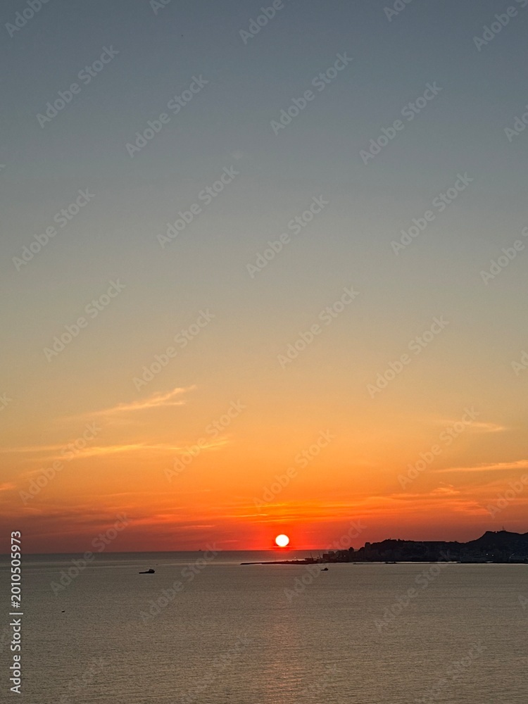 Obraz premium Minimalist Sunset Horizon Over Calm Water