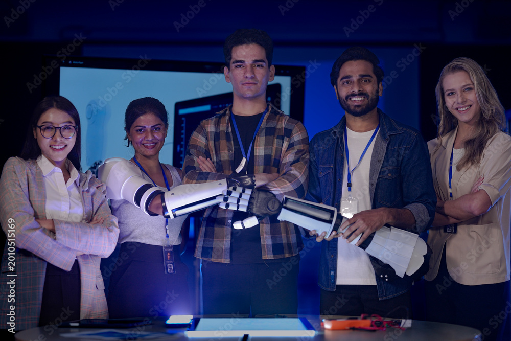 Foto diverse robotics engineering team poses in an RD lab