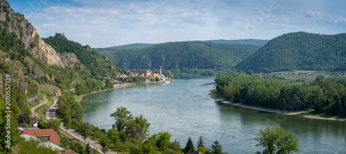 Φωτογραφία Panoramic view of the Danube river, historic Dürnstein village, and castle ruins