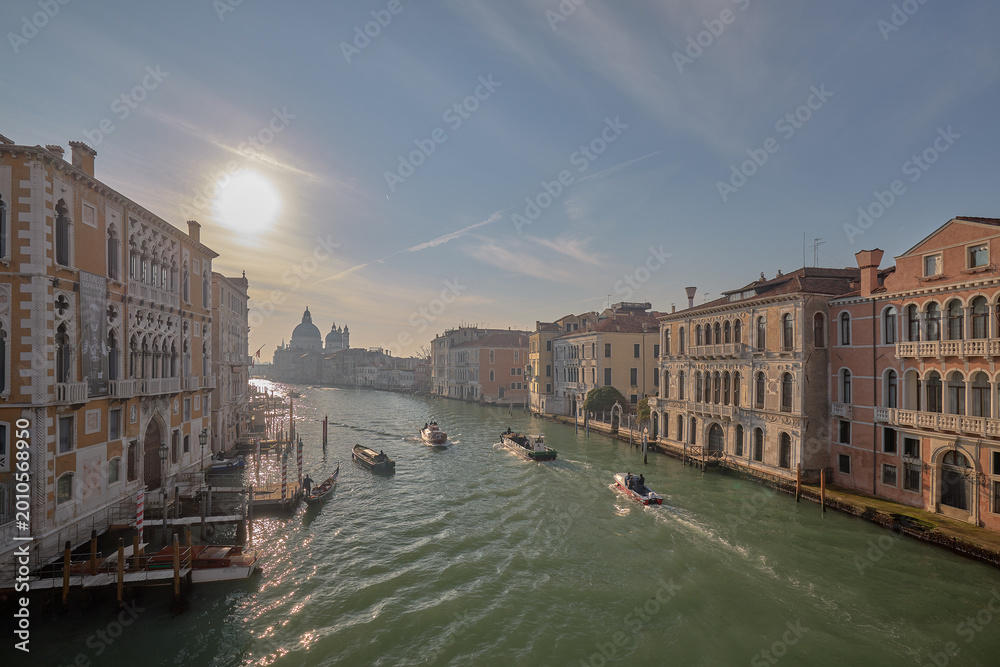 Fototapeta premium Canal with buildings in evening light