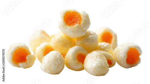 Fotografi Buttery popped corn kernels with orange butter coating