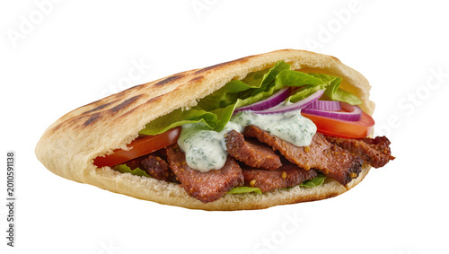 Foto Hearty gyro sandwich with grilled meat lettuce tomato onion and sauce, isolated
